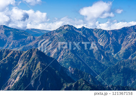 大天井岳の山頂から見る鷲羽岳　北アルプス　大天井岳パノラマ銀座縦走登山 121367158