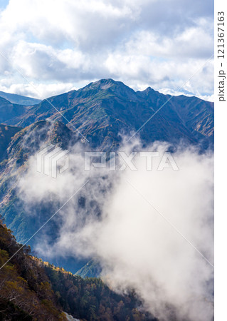 大天井ヒュッテから見る鷲羽岳 北アルプス 大天井岳パノラマ銀座縦走登山 大天井ヒュッテから見る鷲羽岳 北アルプス 大天井岳パノラマ銀座縦走登山 121367163