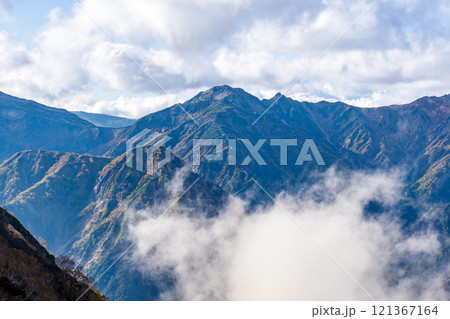 大天井ヒュッテから見る鷲羽岳 北アルプス 大天井岳パノラマ銀座縦走登山 大天井ヒュッテから見る鷲羽岳 北アルプス 大天井岳パノラマ銀座縦走登山 121367164