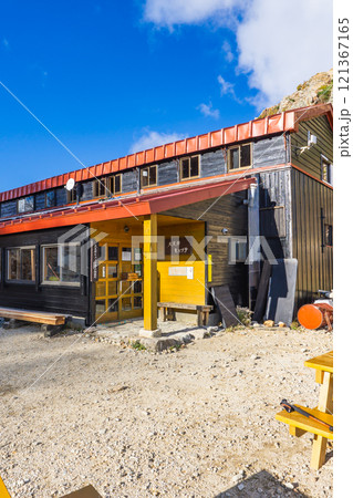 喜作新道起点の大天井ヒュッテ　北アルプス　大天井岳パノラマ銀座縦走登山 121367165