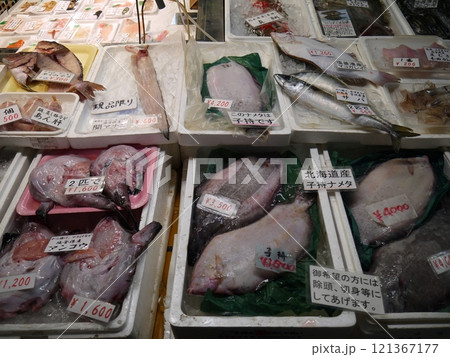 市場の中の魚屋 121367177