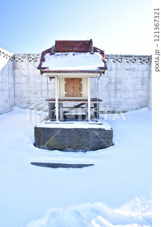 冬の北海道鹿部町で浜中神社の風景を撮影 121367321