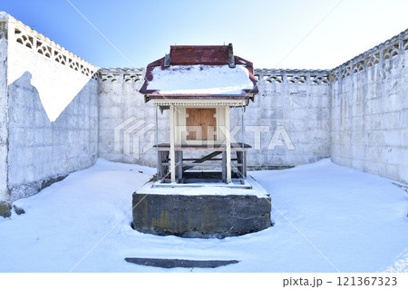 冬の北海道鹿部町で浜中神社の風景を撮影 121367323