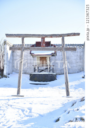 冬の北海道鹿部町で浜中神社の風景を撮影 冬の北海道鹿部町で浜中神社の風景を撮影 121367325