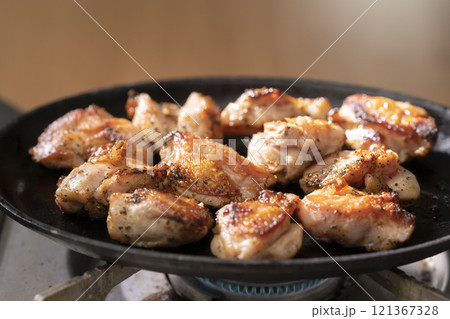鉄板で焼いてるチキンステーキ 鉄板で焼いてるチキンステーキ 121367328