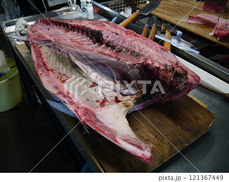 マグロの解体作業 マグロの解体作業 121367449