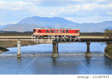 宝満川橋梁を渡るAR300形（甘木鉄道） 121367655