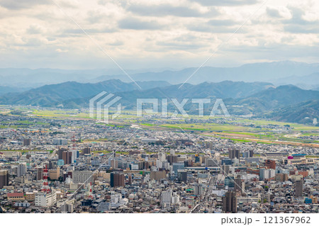 久松山山頂から鳥取市街地の町並み 鳥取駅方面 久松山山頂から鳥取市街地の町並み 鳥取駅方面 121367962