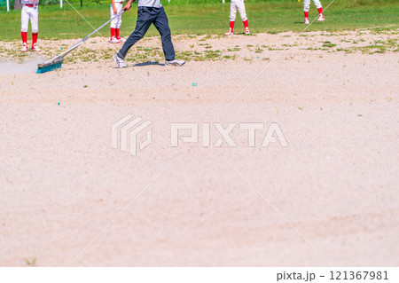 プロ野球選手を夢見て頑張っている野球少年 プロ野球選手を夢見て頑張っている野球少年 121367981