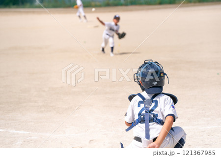 プロ野球選手を夢見て頑張っている野球少年 プロ野球選手を夢見て頑張っている野球少年 121367985