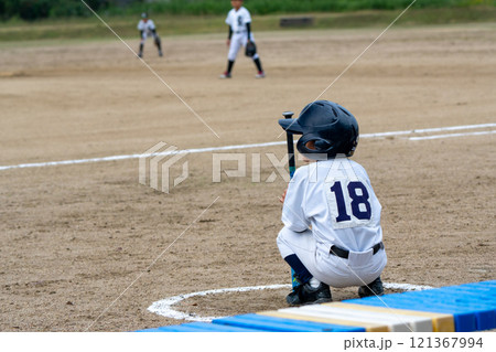 プロ野球選手を夢見て頑張っている野球少年 121367994