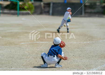 プロ野球選手を夢見て頑張っている野球少年 121368012