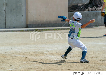 プロ野球選手を夢見て頑張っている野球少年 プロ野球選手を夢見て頑張っている野球少年 121368015