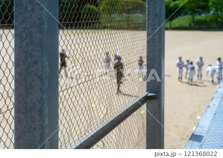 プロ野球選手を夢見て頑張っている野球少年 プロ野球選手を夢見て頑張っている野球少年 121368022