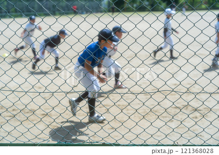 プロ野球選手を夢見て頑張っている野球少年 プロ野球選手を夢見て頑張っている野球少年 121368028