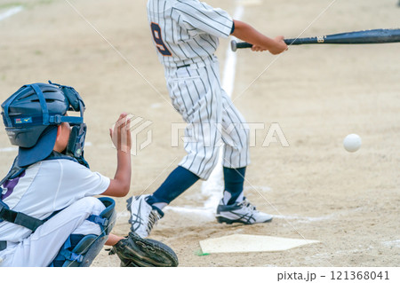 プロ野球選手を夢見て頑張っている野球少年 121368041