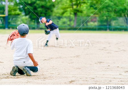 プロ野球選手を夢見て頑張っている野球少年 プロ野球選手を夢見て頑張っている野球少年 121368043