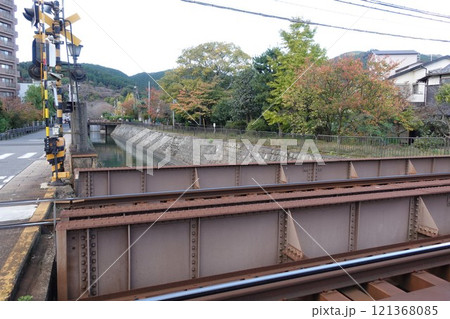 初冬の京阪電車石山坂本線と　びわ湖疏水の風景 121368085