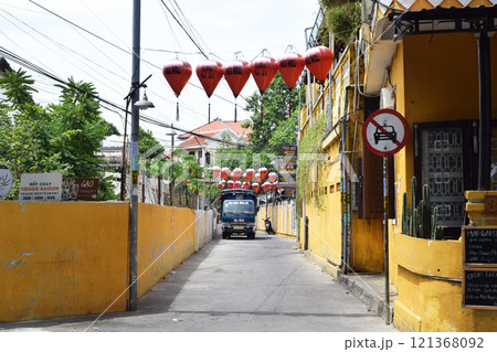 ベトナム ホイアン旧市街の街並み 121368092