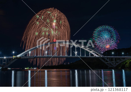 伊万里湾大橋越しの伊万里湾大花火 伊万里湾大橋越しの伊万里湾大花火 121368117
