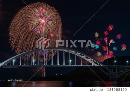 伊万里湾大橋越しの伊万里湾大花火 121368120