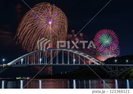 伊万里湾大橋越しの伊万里湾大花火 121368121