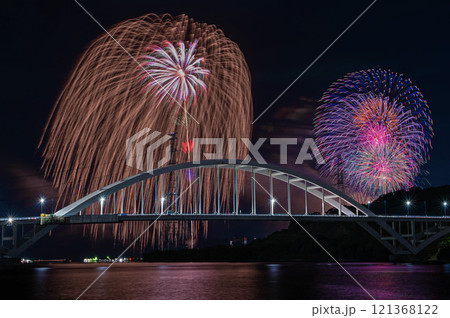 伊万里湾大橋越しの伊万里湾大花火 121368122