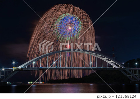 伊万里湾大橋越しの伊万里湾大花火 121368124