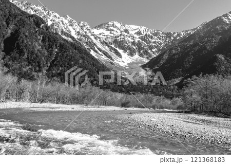 梓川の河童橋から見上げる奥穂高岳　上高地自然遊歩道の散策　新聞広告用 121368183