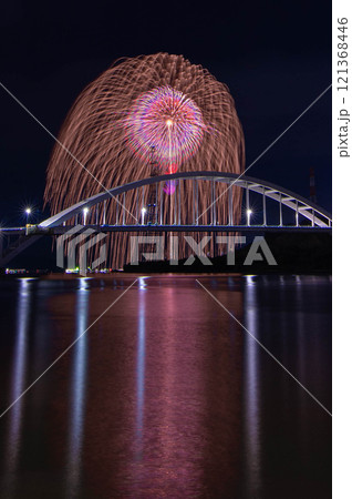 伊万里湾大橋越しの伊万里湾大花火 121368446