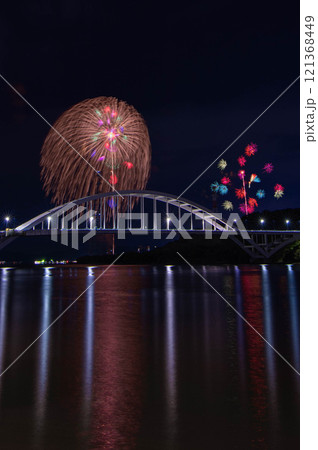 伊万里湾大橋越しの伊万里湾大花火 121368449
