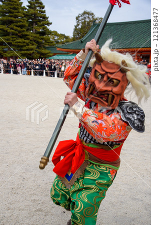 平安神宮の節分　追儺式　鬼に金棒 121368477