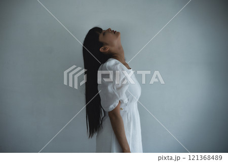 悩みを抱える若い女性 悩みを抱える若い女性 121368489