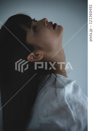 悩みを抱える若い女性 121368492