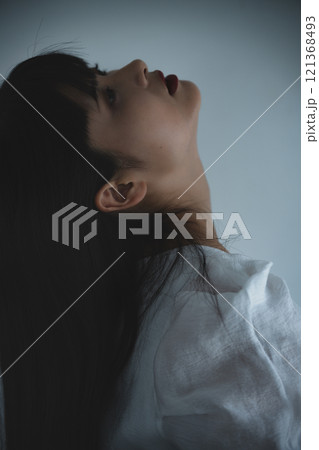 悩みを抱える若い女性 悩みを抱える若い女性 121368493