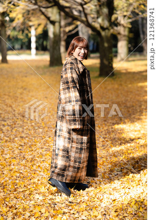 紅葉狩りを楽しむショートボブの若い女性 121368741