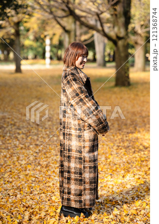 紅葉狩りを楽しむショートボブの若い女性 紅葉狩りを楽しむショートボブの若い女性 121368744
