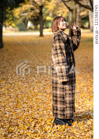 紅葉狩りを楽しむショートボブの若い女性 紅葉狩りを楽しむショートボブの若い女性 121368745