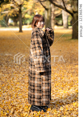 紅葉狩りを楽しむショートボブの若い女性 紅葉狩りを楽しむショートボブの若い女性 121368746