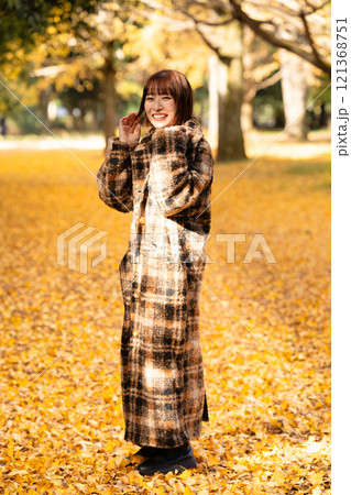 紅葉狩りを楽しむショートボブの若い女性 121368751