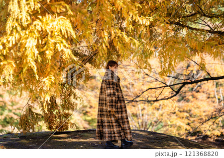 紅葉狩りを楽しむ若い女性 紅葉狩りを楽しむ若い女性 121368820