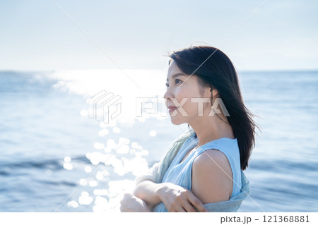 海でリフレッシュする女性 海でリフレッシュする女性 121368881