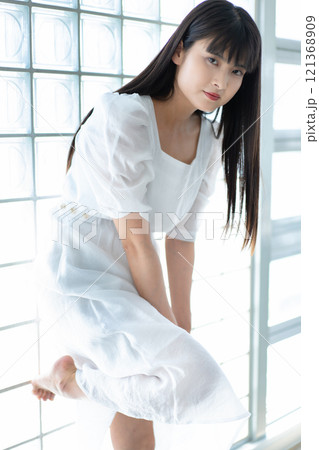 白ワンピースを着た若い女性 121368909