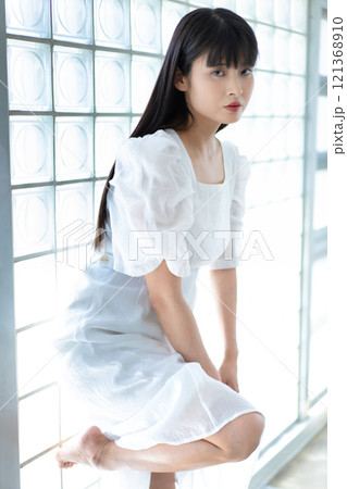 白ワンピースを着た若い女性 121368910