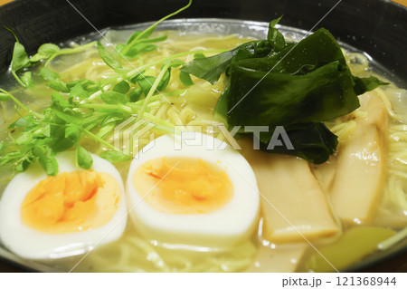 ワカメ入りラーメン、温かくて美味しい 121368944