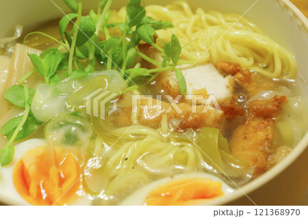 温かくておいしいラーメンに、卵、メンマ、チキンカツがのっている 温かくておいしいラーメンに、卵、メンマ、チキンカツがのっている 121368970