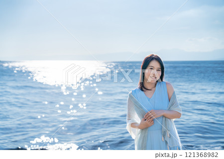 海を満喫する女性 海を満喫する女性 121368982