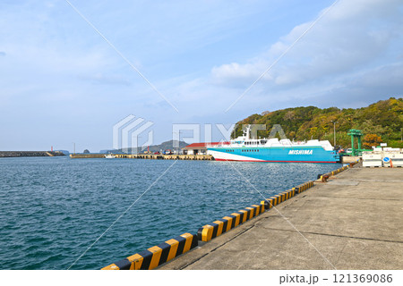 萩港フェリーターミナルと離島行きフェリー【山口県萩市】 萩港フェリーターミナルと離島行きフェリー【山口県萩市】 121369086