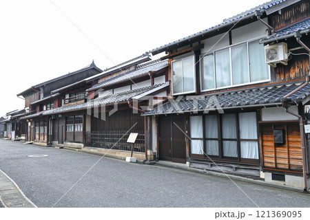 【山口県萩市】浜崎地区・伝統的建造物群保存地区の町並み 121369095
