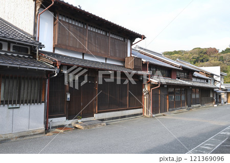 【山口県萩市】浜崎地区・伝統的建造物群保存地区の町並み 121369096